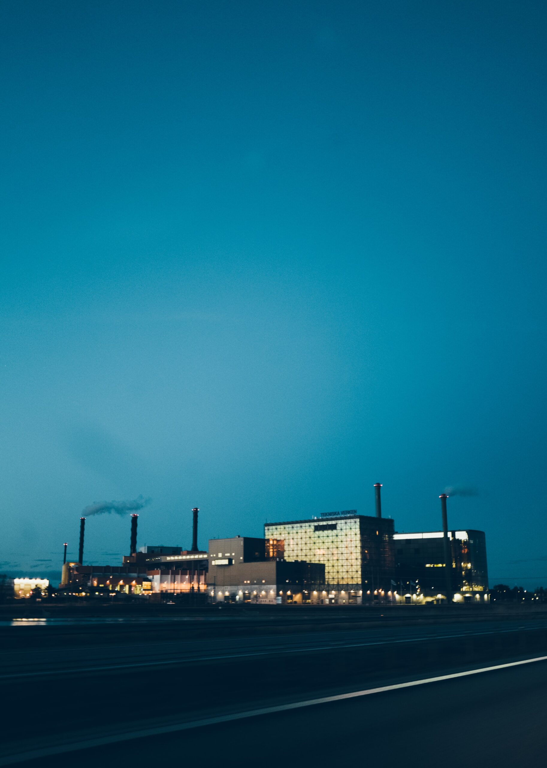 Industri framför mörkblå himmel